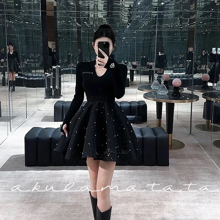 akulamata新春限定经典法式V领上衣珍珠手工钉珠满钻短裙套装[42]
