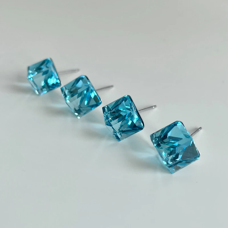 铜合金耳饰 爆闪蓝色耳钉2026春夏新款简约百搭小巧显白通勤耳饰