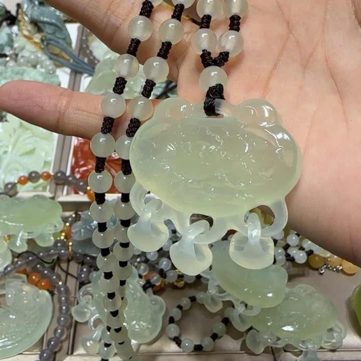 蛇纹石玉吊坠未镶嵌