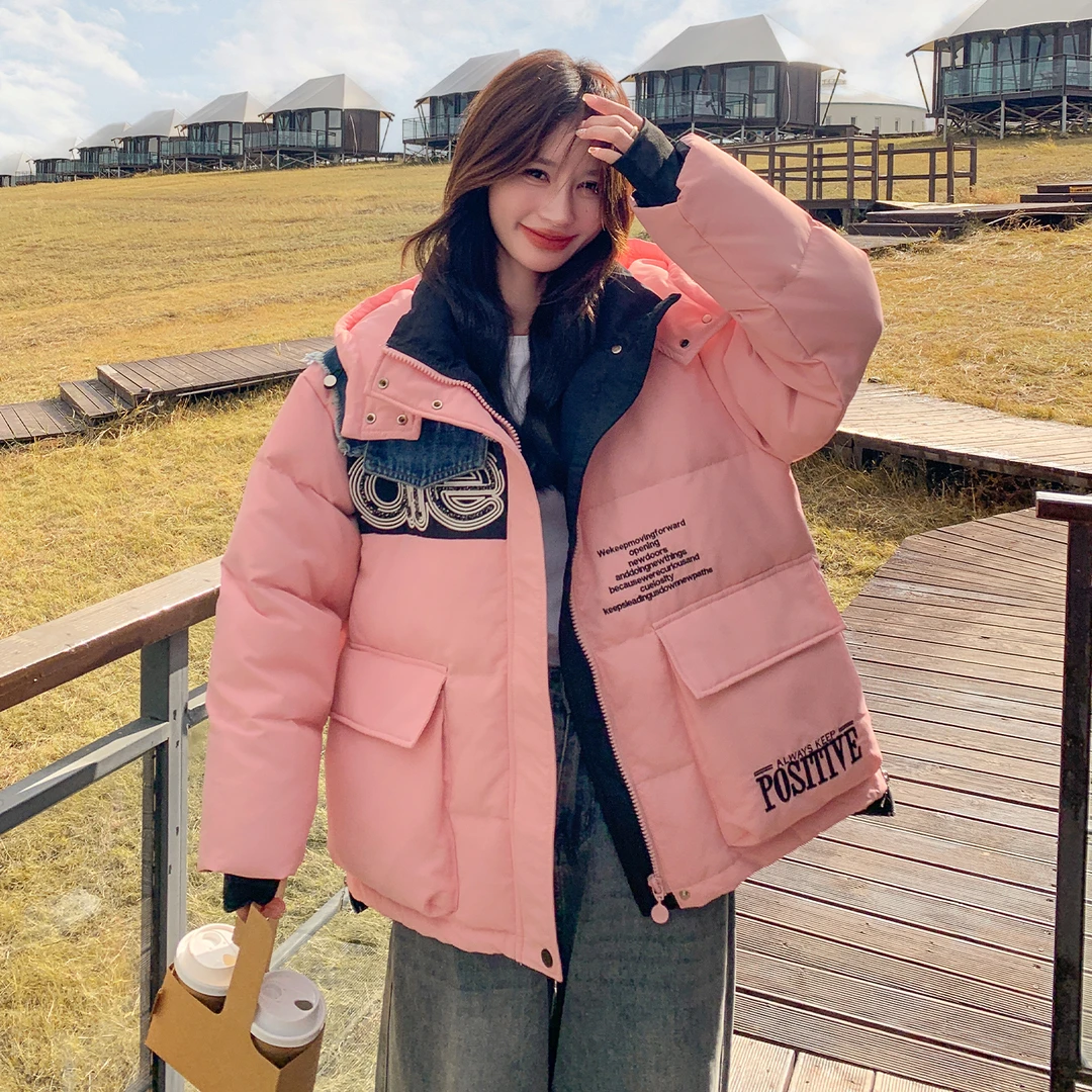 粉色设计感牛仔拼接工装羽绒服女2025冬季韩版字母印花白鸭绒外套