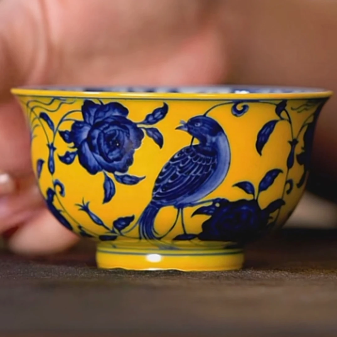 立明堂黄地串枝花鸟小压手杯