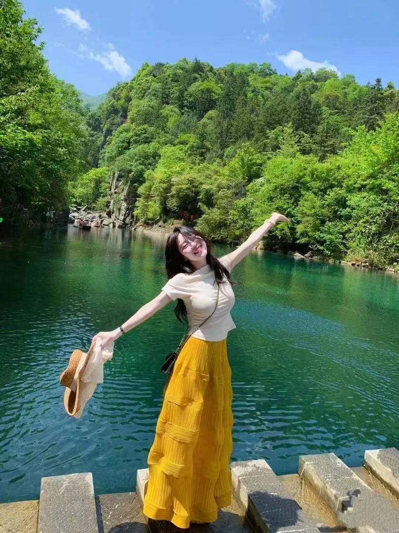 白色一字肩短袖上衣女夏季三宅皱褶花苞半身裙套装