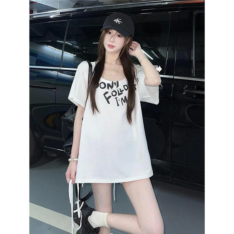 初夏穿搭茶里茶气上衣高级感轻奢减龄超好看独特漂亮白色字母T恤