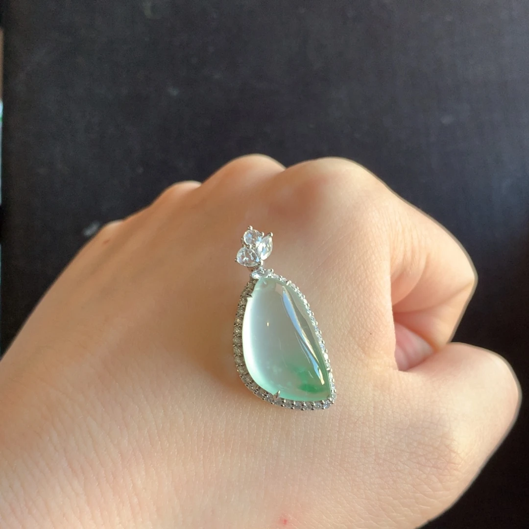 翡翠颈饰18K金镶嵌天然翡翠