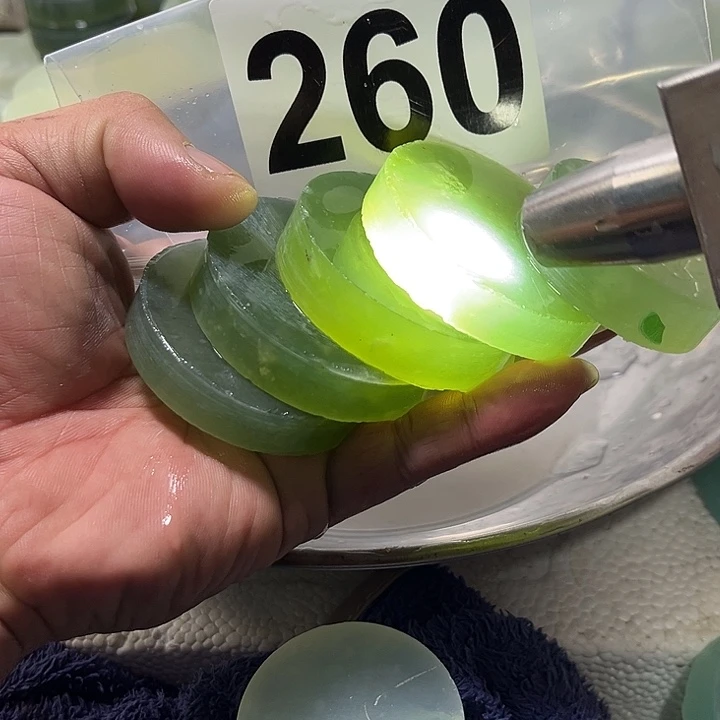 蛇纹石玉未镶嵌珠宝半成品