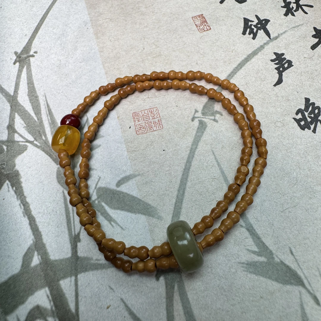 红日| 橄榄核葫芦双圈配和田玉跑环