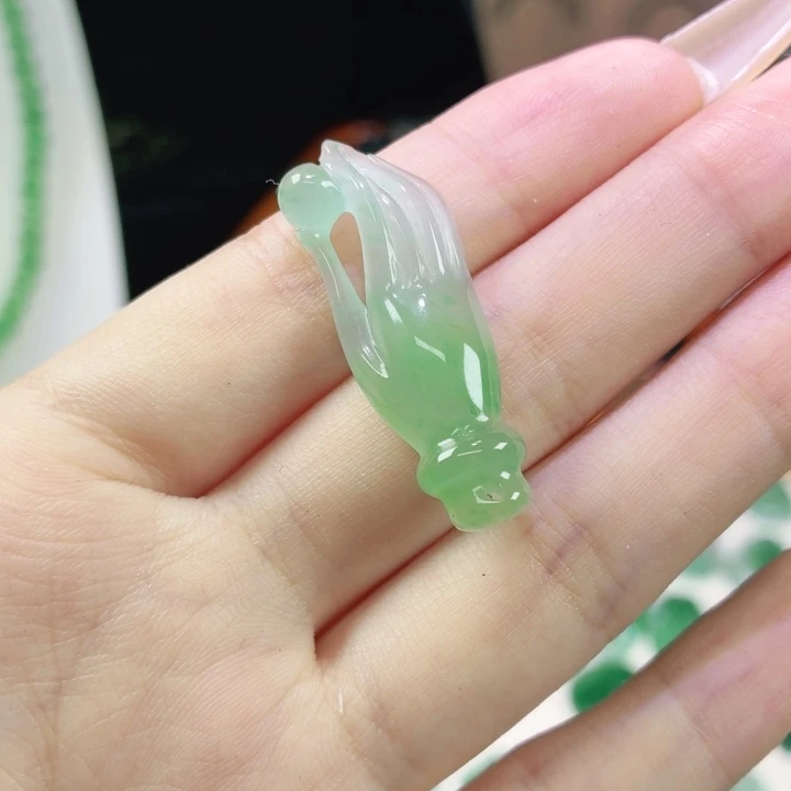 石英质玉（非洲翠）未镶嵌颈饰