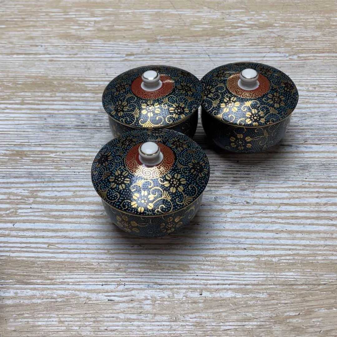 瓷片暗**影密密麻麻地排列着一个