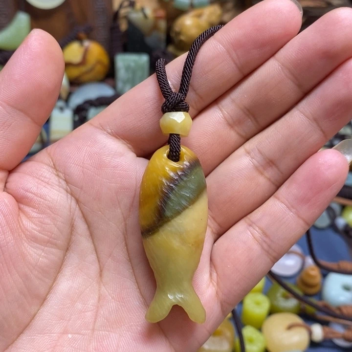 蛇纹石玉未镶嵌颈饰
