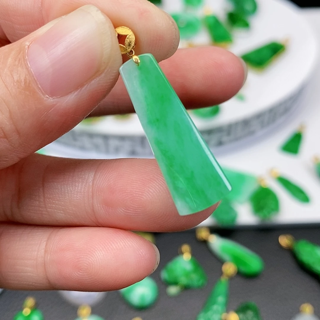 翡翠吊坠(不含链)18K金镶嵌