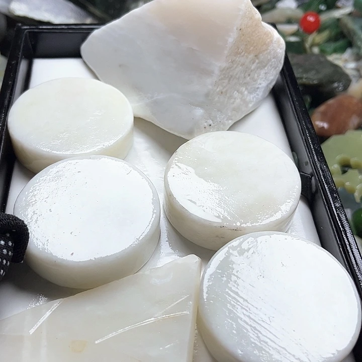 和田玉（糖玉）和田玉边角料9K金镶嵌白**君