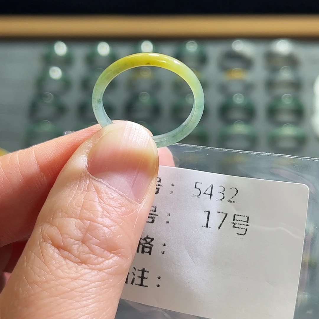 翡翠未镶嵌戒指5432。