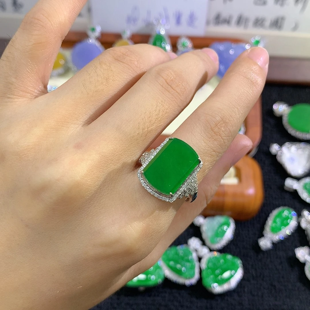 【闪购商品】18K金镶嵌戒指翡翠马鞍