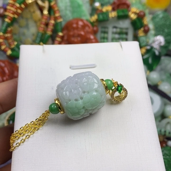翡翠未镶嵌吊坠(赠链)