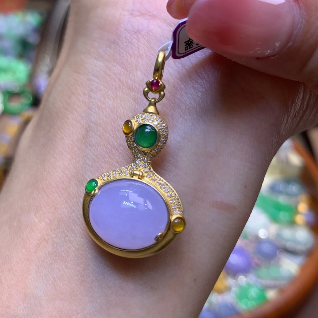 翡翠18K金镶嵌颈饰