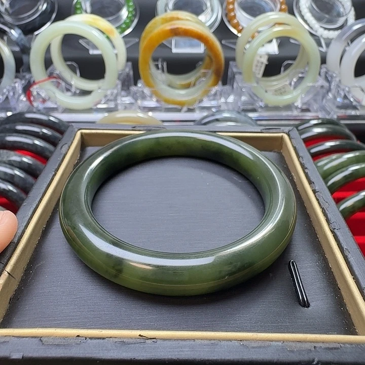 和田玉未镶嵌手镯