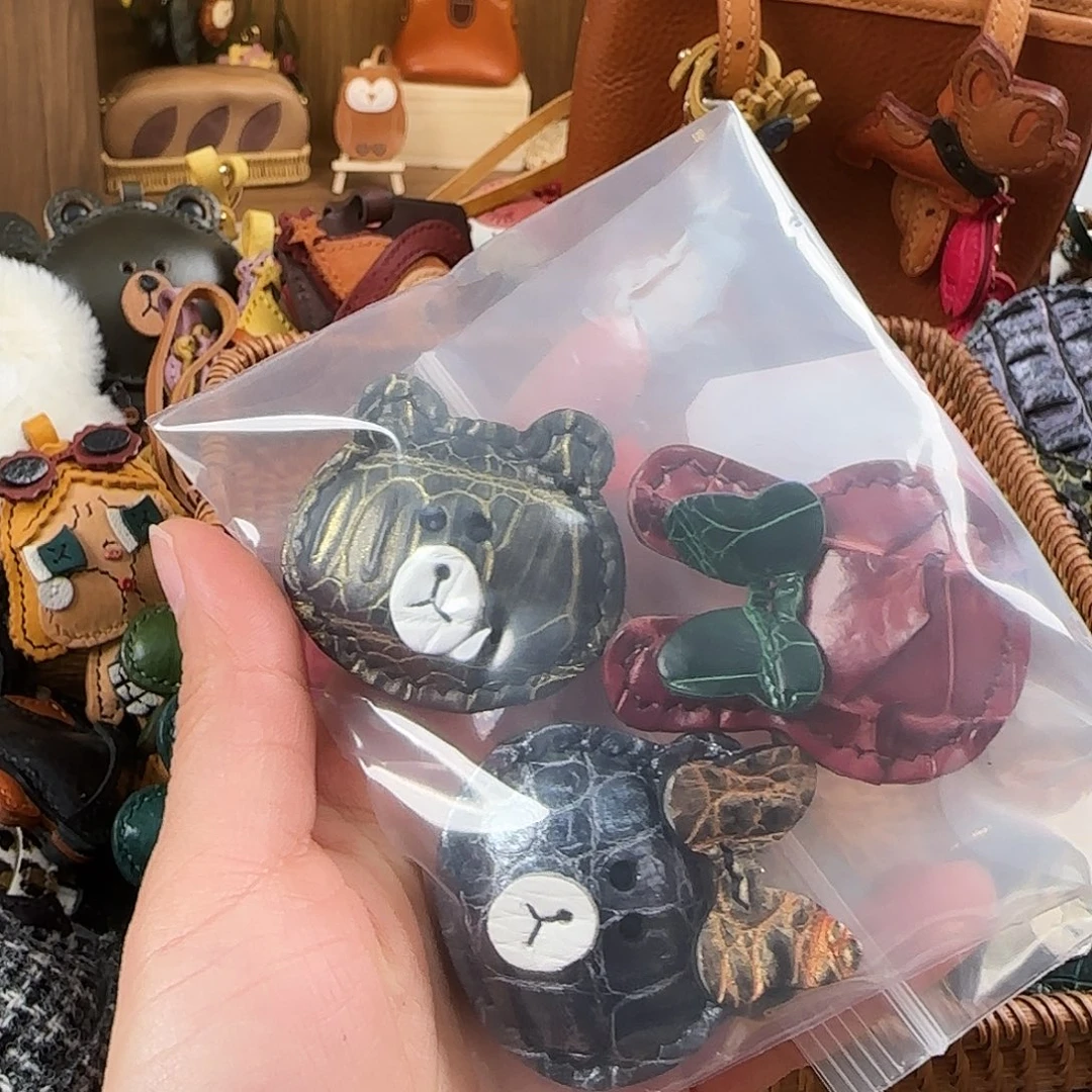 三个都黑色龙虾扣