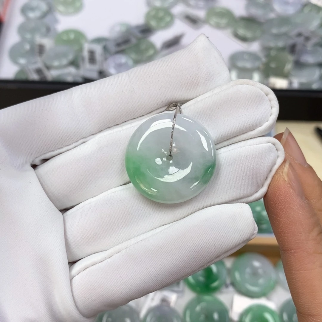 翡翠颈饰未镶嵌平安扣