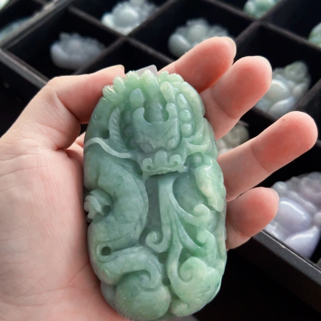 翡翠未镶嵌颈饰手把龙