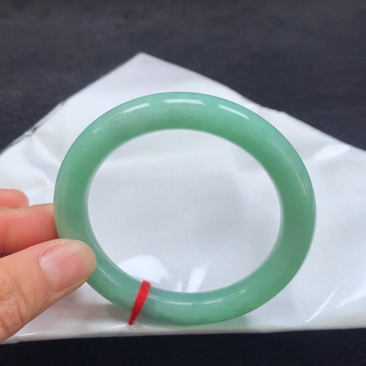 翡翠手镯（圆镯）未镶嵌55圈