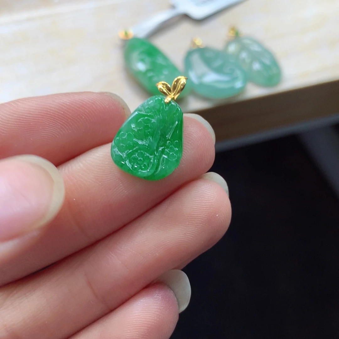 翡翠18K金镶嵌颈饰吊坠