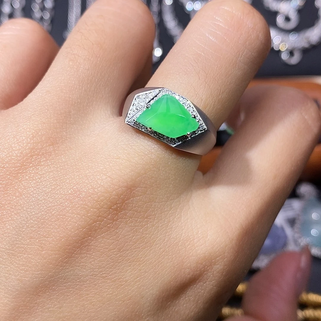 翡翠18K金镶嵌颈饰戒指