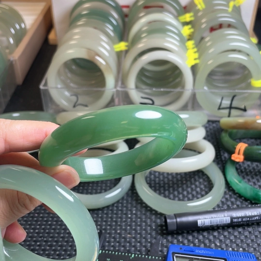 未镶嵌手镯石英质玉