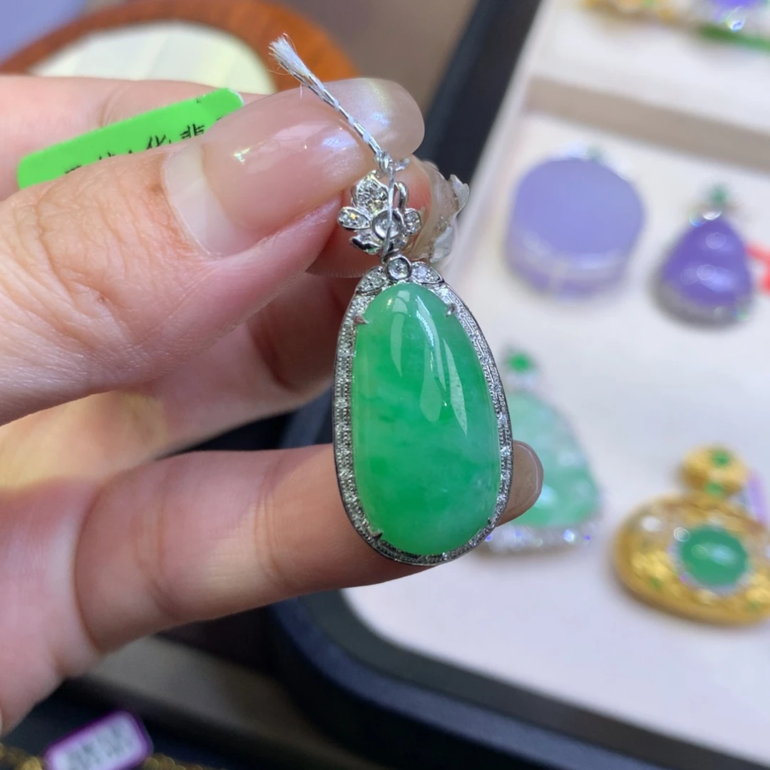 翡翠18K金镶嵌颈饰