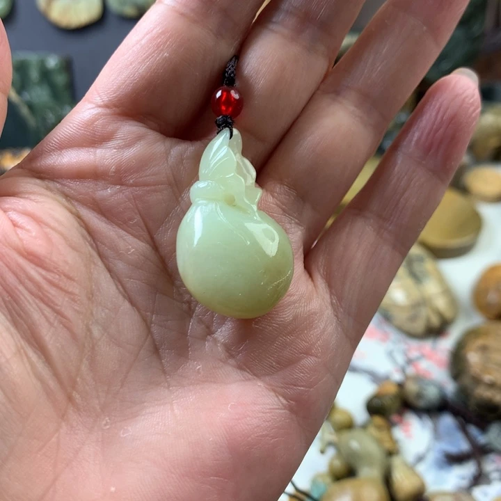 透闪石质玉未镶嵌颈饰