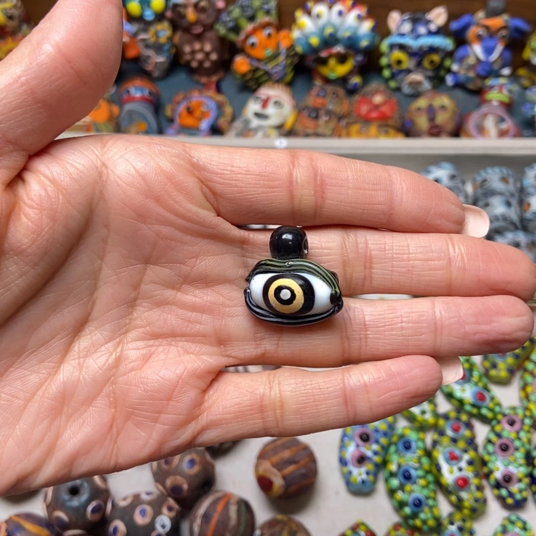 琉璃颈饰双孔小眼睛