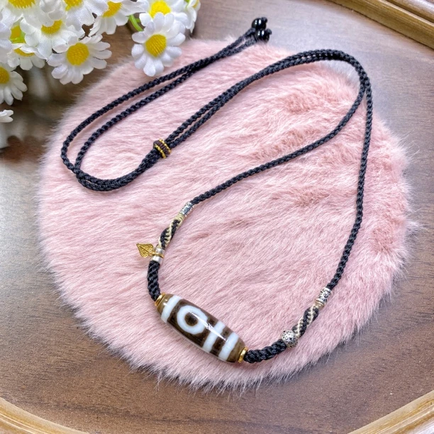 玛瑙黑白两眼锁骨链时尚个性设计项链气质百搭颈饰