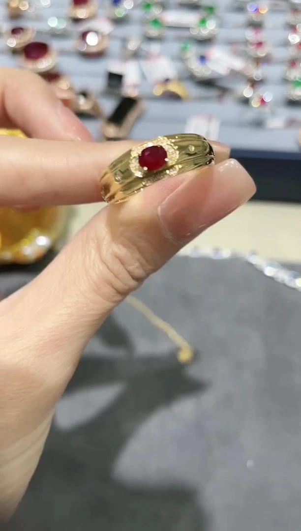 18K金镶嵌红宝石戒指