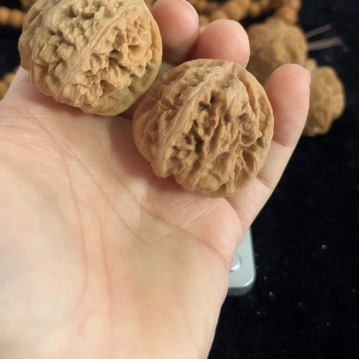 文玩核桃把件41左右练手微微瑕粗筋，编号009