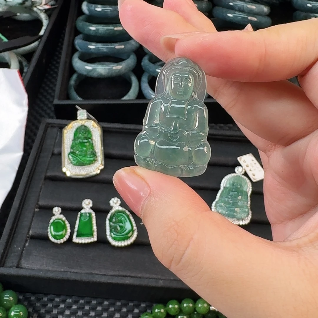 翡翠未镶嵌颈饰观音