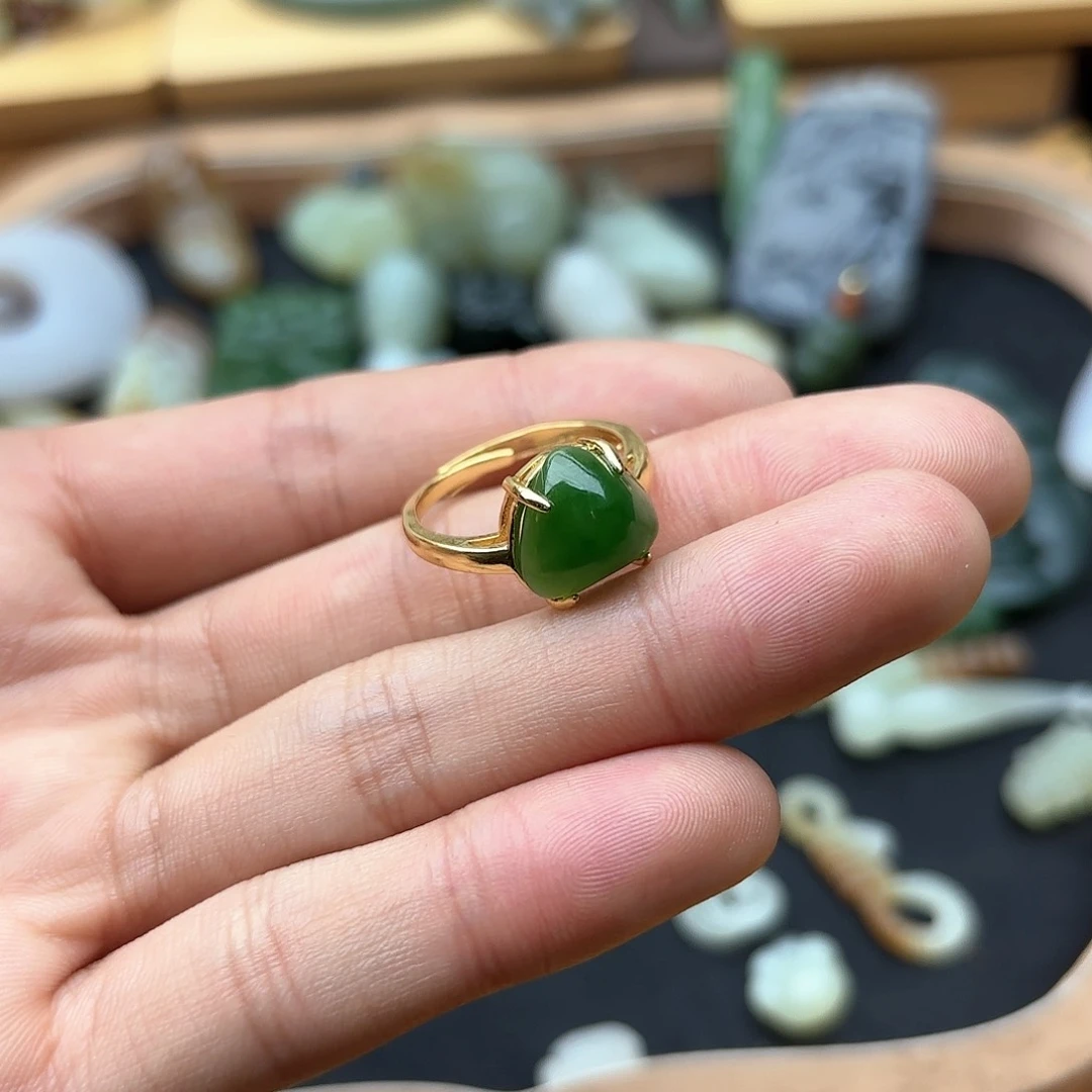 和田玉颈饰未镶嵌小*人