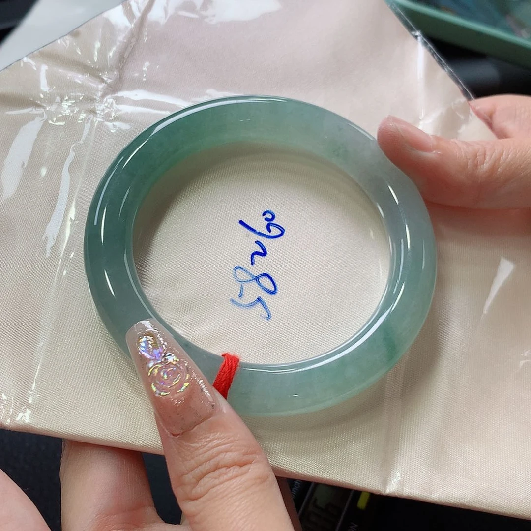 翡翠手镯未镶嵌翡翠