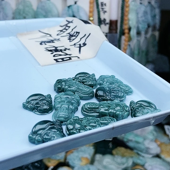 颈饰足铂镶嵌翡翠翡翠