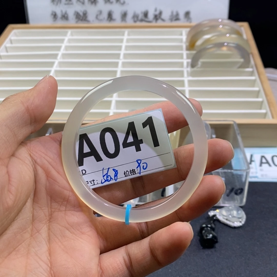 玛瑙/玉髓手镯未镶嵌爱****年