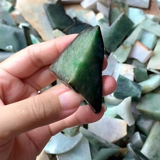翡翠挂件未镶嵌乡**夫翡翠原石