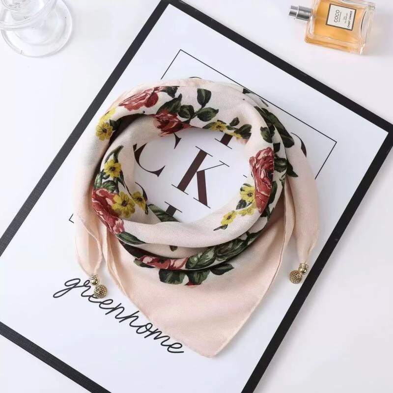 M103   花朵淡粉方巾（磁吸扣）70*70左右