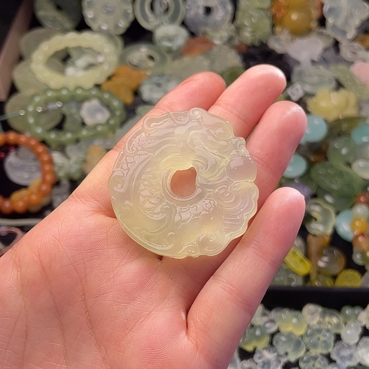 蛇纹石玉合金颈饰龙扣