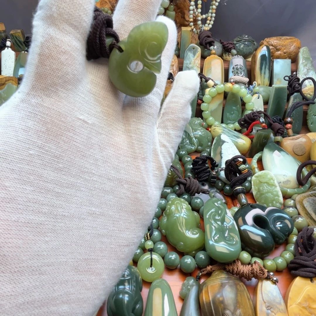 岫岩老玉（透闪石质玉）未镶嵌颈饰