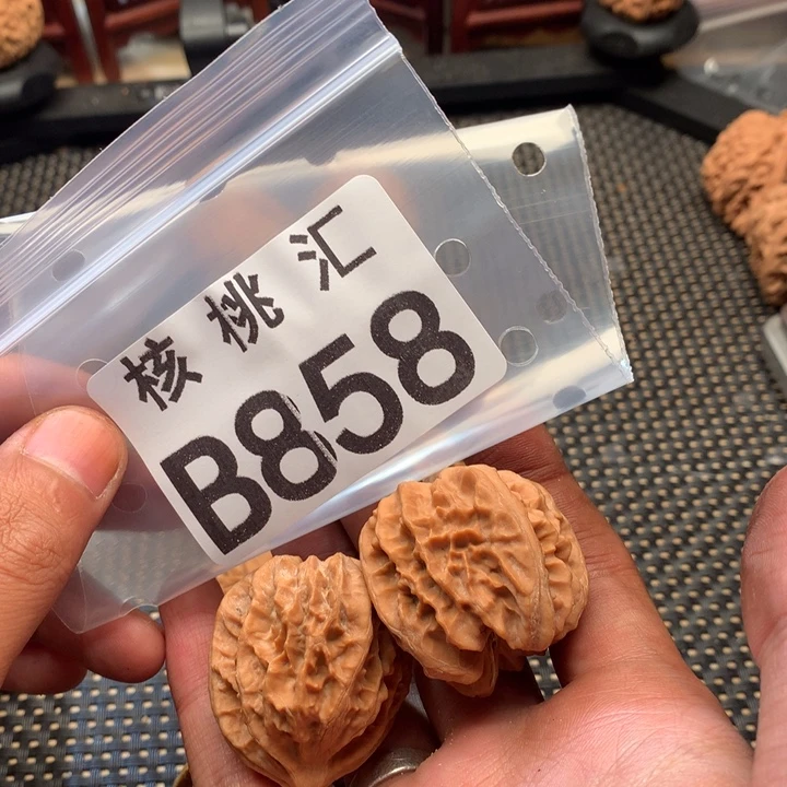 青***衣吊坠文玩核桃大龙