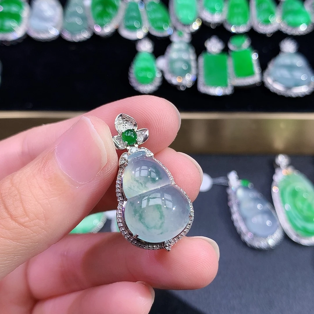 *****翡翠18K金镶嵌颈饰