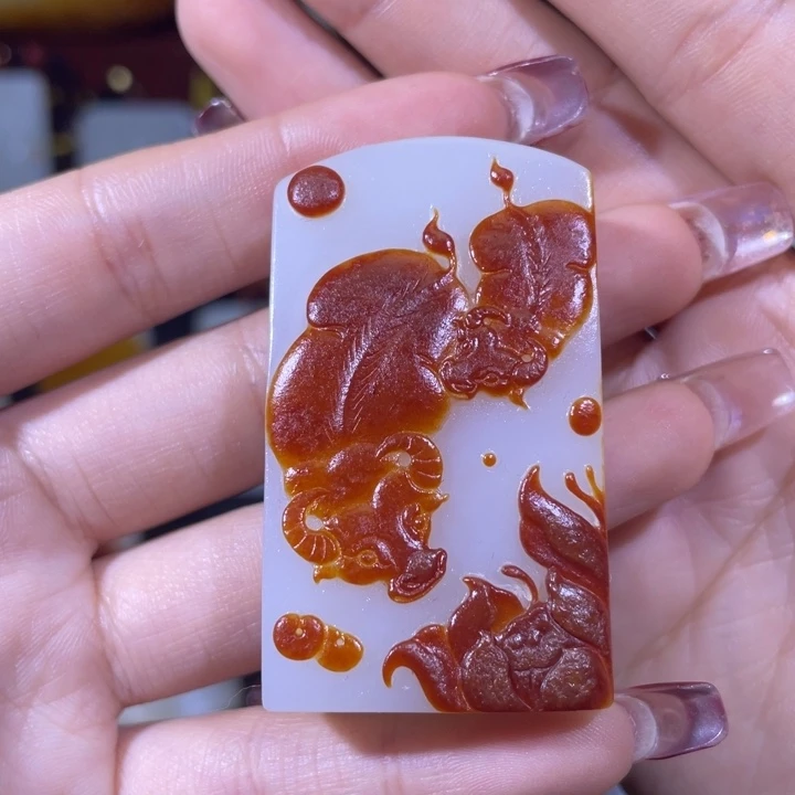 和田玉挂件未镶嵌任**。