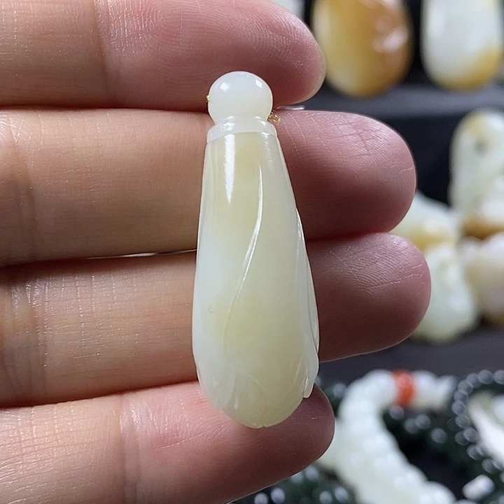 和田玉未镶嵌颈饰香水瓶