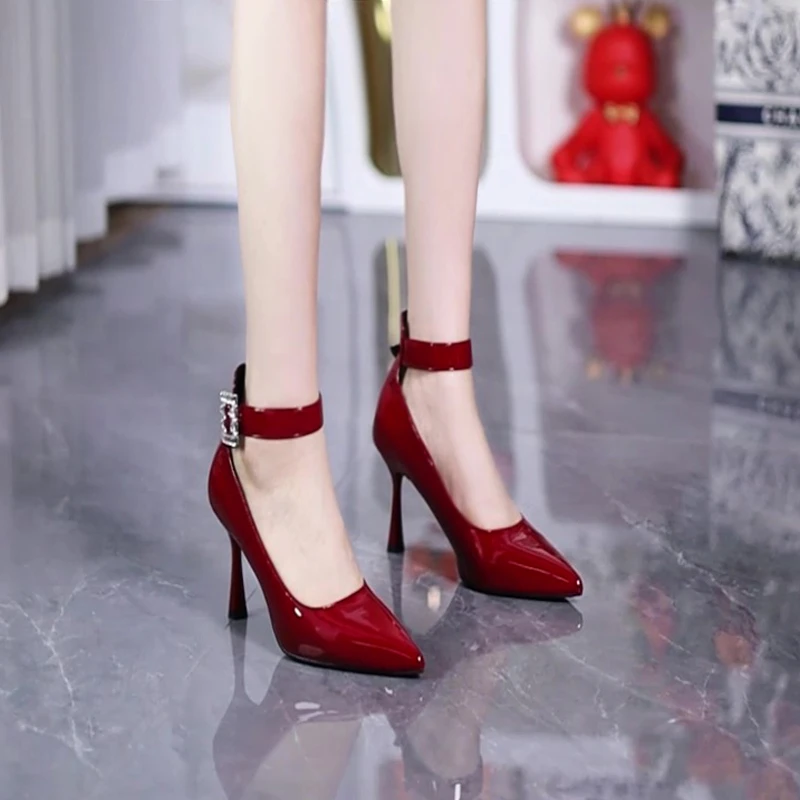 气质御姐范性感尖头浅口漆皮高跟鞋2025春新款水钻皮带扣细跟单鞋
