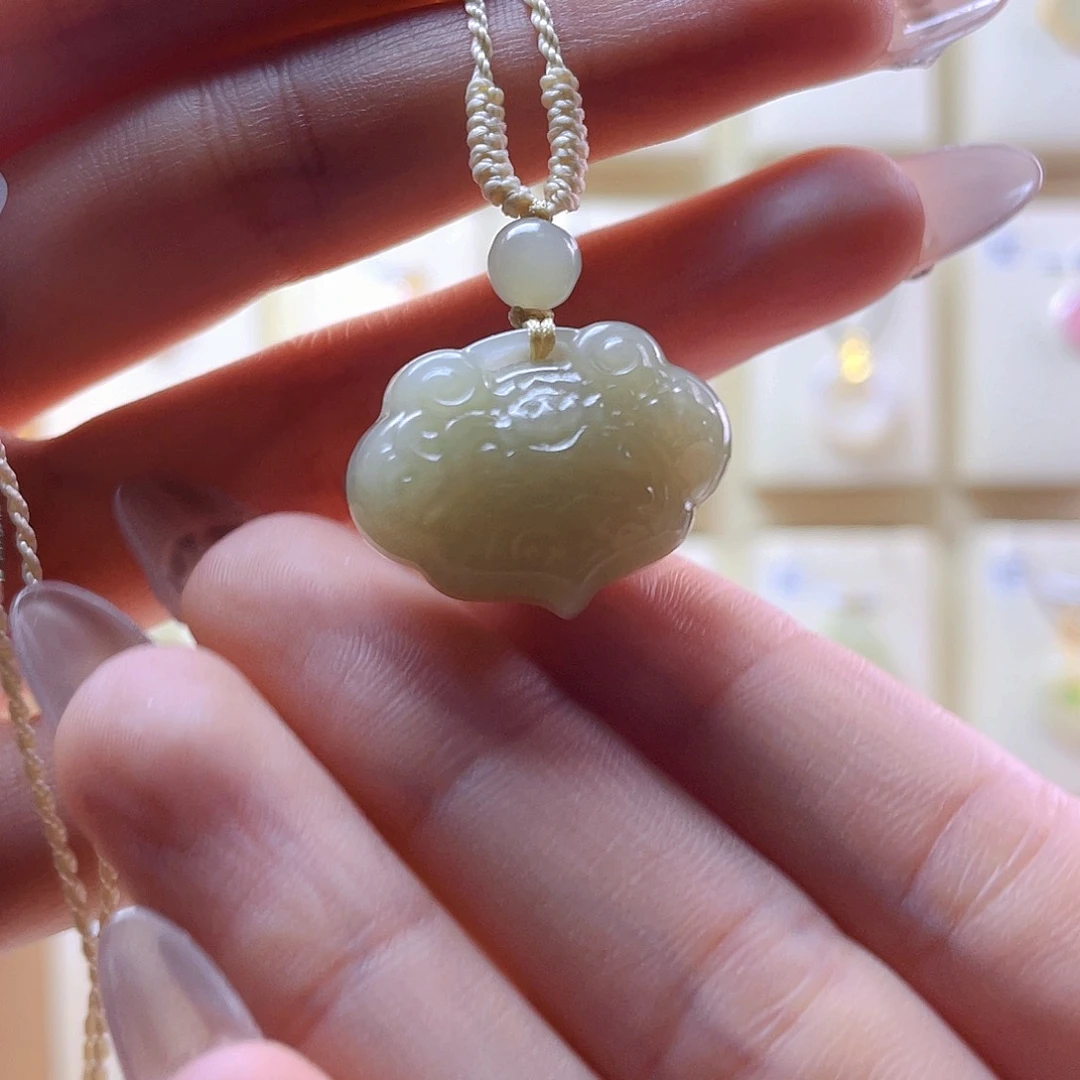 和田玉吊坠(赠链)未镶嵌w****0