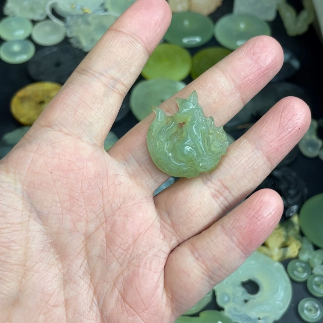 岫玉未镶嵌颈饰狐狸