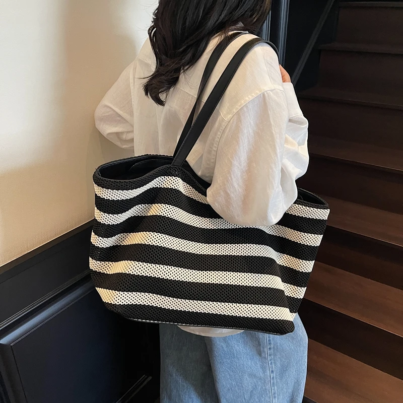 大容量高级感黑红条纹编织包2025夏新款潮休闲度假百搭托特包